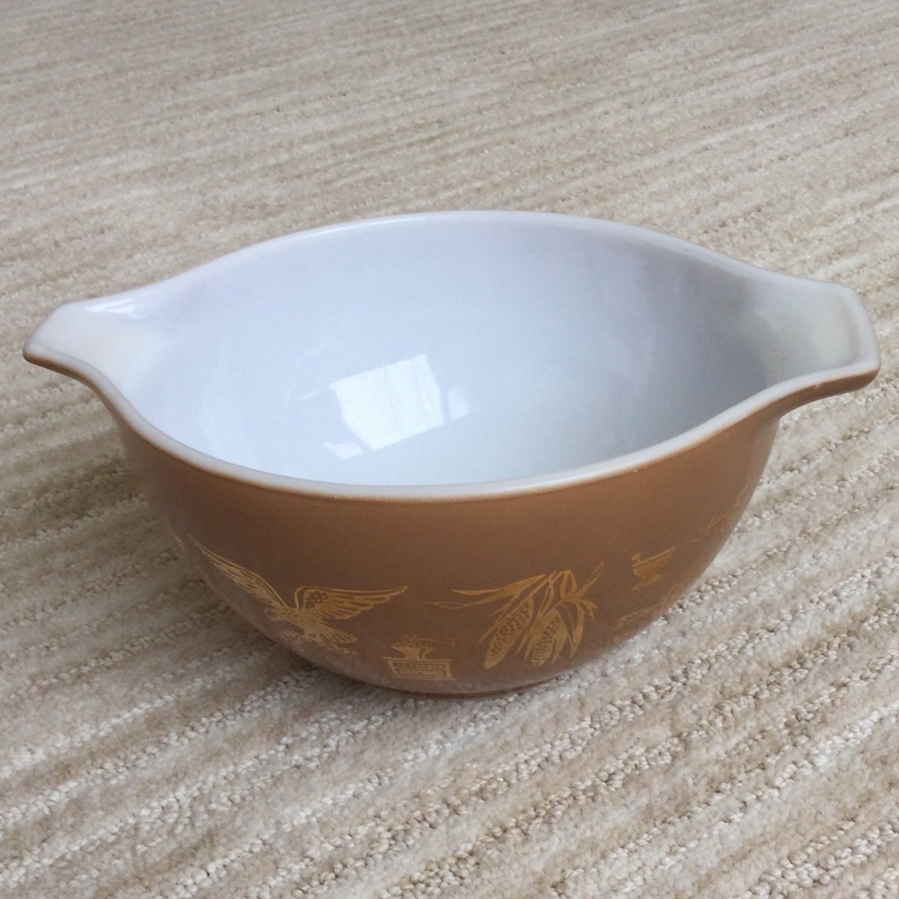 Pyrex 1 1/2 quart Early American Cinderella Mixing Bowl